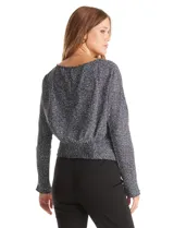 Blusa de gasa con estampado fino, cuello redondo y mangas largas. Presenta un diseño con cintura ajustada mediante elástico y corte holgado en la parte superior.