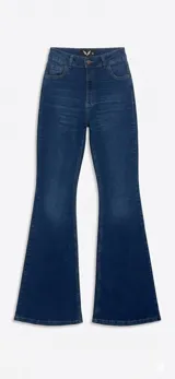 Jean de corte oxford con tiro alto, confeccionado en denim azul oscuro. Presenta un diseño ajustado en la parte superior que se ensancha gradualmente desde la rodilla hacia el ruedo.