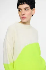 Sweater tejido en jersey con diseño en dos colores: blanco y verde lima.