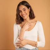 Anillo de plata 925 con diseño en forma de V decorado con pequeñas circonias engastadas a lo largo de la banda.