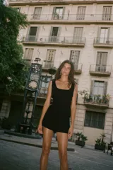 Shorts negros de tiro alto, corte recto y holgado, con cierre lateral oculto en la costura.