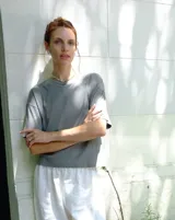 Aros tipo botón dorados con textura irregular que simula la superficie de un molusco.