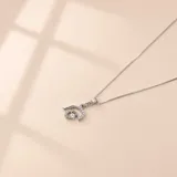 Conjunto de collar y dije en plata 925, con diseño de cisne adornado con circonias brillantes.