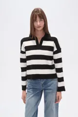 Sweater de tejido de punto con diseño de rayas horizontales en color beige y blanco, cuello polo con escote en V y mangas largas de corte holgado.