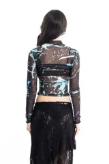 Top de mesh transparente con cuello alto y mangas largas, estampado con diseño abstracto en tonos celeste, azul y negro.