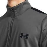 Conjunto deportivo Under Armour para hombre, compuesto por una campera con cierre frontal y cuello alto, y un pantalón de corte ajustado. Ambas piezas presentan el logo de la marca en color negro y franjas laterales oscuras.