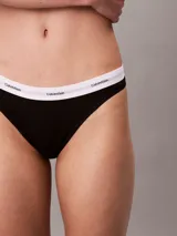 Bombacha de corte clásico con pierna alta, confeccionada en tejido de algodón con textura de canalé. Presenta una banda elástica distintiva con el logo de la marca en contraste.