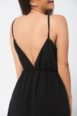 Vestido largo color naranja de breteles finos, con escote en V y botones frontales.