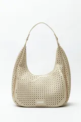 Cartera de hombro color beige con diseño calado y estructura semirrígida.