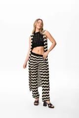 Pantalón de hilo con patrón zig zag en tonos negro y dorado.