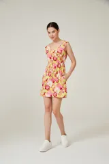 Vestido corto con estampado floral en tonos amarillo, rosa y rojo, con escote redondo, sin mangas y cintura elastizada con lazo.