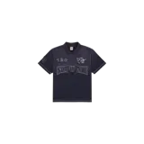 Remera polo Supreme x True Religion de color azul marino, con cuello clásico, cierre frontal de botones y detalles de parches bordados con logotipos y costuras contrastantes.