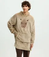 Buzo tipo manta de corte oversize confeccionado en tejido fleece de tacto suave y aspecto peludo. Presenta capucha, mangas largas con puños ajustados y un amplio bolsillo frontal tipo canguro. Incluye un diseño bordado en relieve de una capivara en el frente.