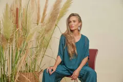 Conjunto de dos piezas color verde azulado, compuesto por una blusa holgada de manga corta y cuello redondo, y un pantalón ancho a juego.