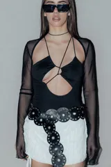 Body negro con escote asimétrico, mangas largas acampanadas de tul y cierre inferior.