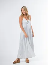 Vestido largo gris de breteles finos y escote en V, confeccionado en tela nacarada.
