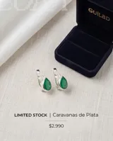 Caravanas de plata 925 con diseño de gota, engarzadas con piedra natural raíz de esmeralda en color verde intenso y cierre de gancho.