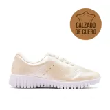 Championes de cuero color beige con suela blanca y perforaciones decorativas.