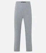 Pijama largo melange, con remera manga larga de cuello redondo y pantalón con cintura elástica.