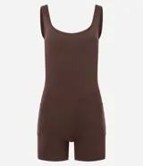Enterito deportivo femenino Get Over de microfibra negra, con breteles anchos, escote redondeado, bolsillos laterales y diseño ajustado.