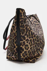 Bolso tipo shopper con estampado animal print de leopardo, con asas largas de hombro en color negro, bolsillo interior con cierre y cierre superior mediante imán.