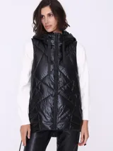 Chaleco negro charolado con capucha y cierre frontal.