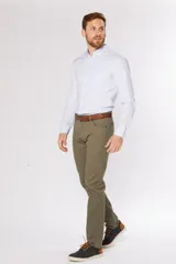 Pantalón de gabardina de corte recto y cinco bolsillos, con diseño liso y trabillas para cinturón.