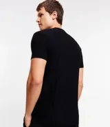 Remera de manga corta color beige, con cuello redondo y tejido texturizado acanalado.