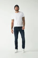 Jean de calce regular, color azul oscuro, con logo bordado, grifa de cuero y pasa cintos.