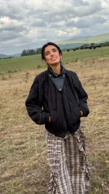Campera puffer negra con diseño matelaseado en rombos, cuello alto con detalle de solapa en cuero sintético, mangas largas con puños elásticos y ruedo ajustado tipo bomber.