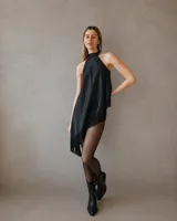 Blusa de satén negro con cuello halter y diseño asimétrico, con detalles de encaje en el borde inferior.