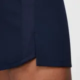 Short deportivo azul marino de poliéster con calce regular, tiro medio, bolsillos laterales y logo de Nike estampado en blanco.