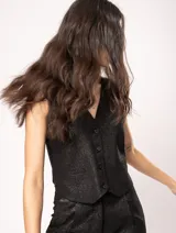 Chaleco negro de lino con botones frontales y forro interno.