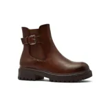 Bota corta estilo chelsea de cuero color marrón, con suela track dentada y detalle de tira con hebilla metálica en el tobillo.