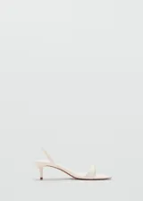 Sandalia de tacón bajo tipo kitten heel, color blanco, con diseño de tiras finas y cierre de pulsera en el talón.