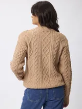 Sweater de tejido de punto con diseño de ochos, cuello redondo y mangas largas con puños acanalados.