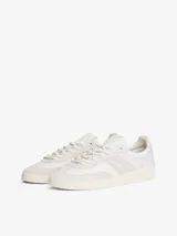 Zapatillas deportivas de estilo vintage confeccionadas en ante, con paneles tonales de texturas a contraste, cierre con cordones y suela cupsole de goma.