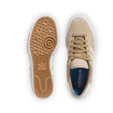 Championes Adidas Matchbreak Super color beige con las tres tiras blancas y suela blanca.