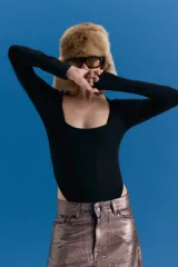 Body de manga larga confeccionado en seda fría, con escote cuadrado y cierre de broche snap en el tiro.