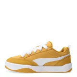 Championes urbanos Puma modelo Park Lifestyle, color marrón con detalles en blanco. Presentan cordones anchos, suela de goma color crema y diseño de inspiración skate.