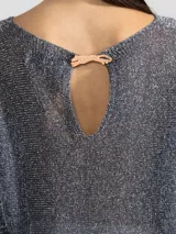 Sweater de escote bote, tejido en punto con lurex brillante. Presenta mangas largas con puños ajustados y un diseño de calce holgado.