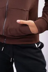 Campera de felpa con frisa y lycra color bordó, con capucha, cierre metálico y bolsillos frontales.