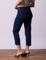 Jean azul oscuro de tiro medio, pierna recta y terminación crop. Pretina con pasadores, botón y cierre. Delantera y trasera con bolsillos.