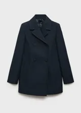 Abrigo de corte recto y diseño de doble botonadura en color azul marino. Presenta cuello con solapas de muesca, manga larga y dos bolsillos laterales de ribete. Incluye forro interior.