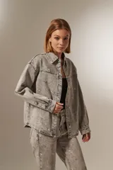 Sobrecamisa de jean gris con estampado de estrellas, corte holgado y mangas largas.