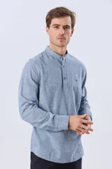 Camisa de lino y algodón color blanco, con cuello mao, manga larga y medio cierre frontal con botones.
