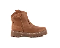 Bota de caña baja confeccionada en cuero vacuno encerado color marrón chocolate. Presenta costuras decorativas a la vista, cierre lateral y suela track cosida a tono.