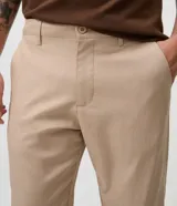 Pantalón de sastrería color gris claro, de corte recto y diseño clásico, con bolsillos laterales y trabillas para cinturón.