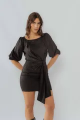 Vestido corto color durazno, de lino, con mangas globo, corte a la cintura y lazo ajustable.