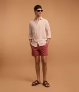 Bermuda masculina de corte recto, color rojo, con cintura elástica y cordón de ajuste. Cuenta con bolsillos laterales y traseros, confeccionada en una mezcla de algodón y lino.